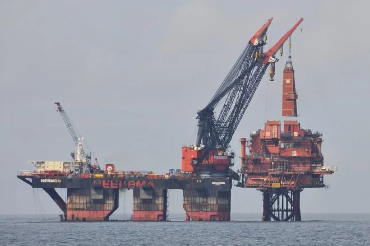 Heerema Marine Contractor – Murchison field decommissioning — photo 1